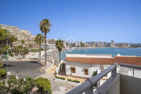 Lucas Fox presents this magnificent 3-bedroom apartment located on the first line of Playa de la Fosa in Calpe, a jewel with impressive panoramic views and an unbeatable location just 50 meters from the sea. This apartment is ideal both for those loo...