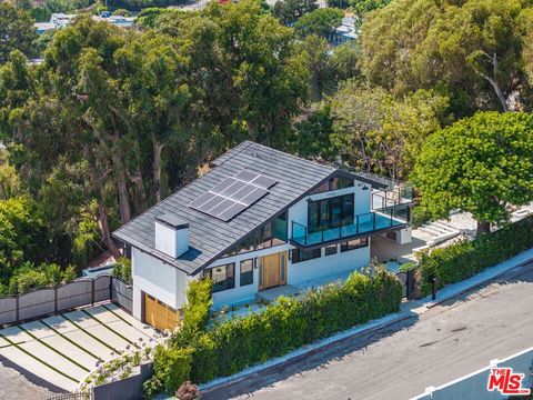 Treten Sie ein in luxuriöses Wohnen in diesem modernen und einladenden dreistöckigen Haus mit 3 Schlafzimmern und 4 Bädern in der begehrten Gegend Malibu Knolls in der Nähe der Pepperdine University. Mit atemberaubendem Blick auf den Pazifischen Ozea...