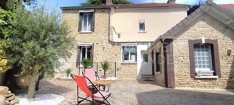 Au coeur de Pacy !!!! Cette belle maison en pierres, nichée à deux pas du centre-ville, offre un cadre paisible et préservé, tout en étant proche de toutes les commodités. La maison dispose de deux entrées, l'une sur rue et l'autre sur cour. Elle com...