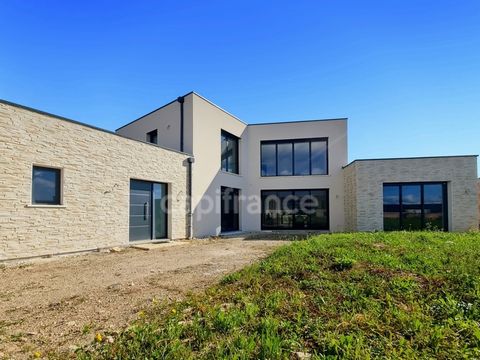 Melissa GIAMBLANCO, conseillère en immobilier Capifrance, vous propose cette magnifique villa d'architecte nichée au cur des vignes de Mercurey, un des villages les plus charmants de la cote Chalonnaise. Cette maison d'exception est née d'une collabo...