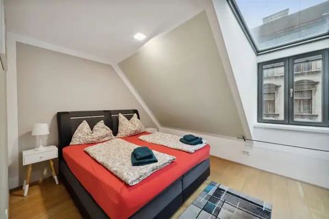 Es gibt 3 Hauptschlafzimmer in der Wohnung. 3 Doppelbetten, 1 Einzelbett und insgesamt ein Schlafsofa in der Wohnung. Der Balkon gibt dir die Möglichkeit, draußen ein wenig zu chillen, wenn die Sonne scheint. Eine voll ausgestattete Küche, um das gut...