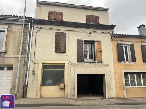 DU POTENTIEL - A RENOVER Découvrez cette maison de ville proche de toutes les commodités à Lavelanet. Environ 177m² habitables, 4 chambres, un salon-salle à manger de plus de 70m². A rénover et aménager selon vos goûts : de nombreux matériaux sont dé...