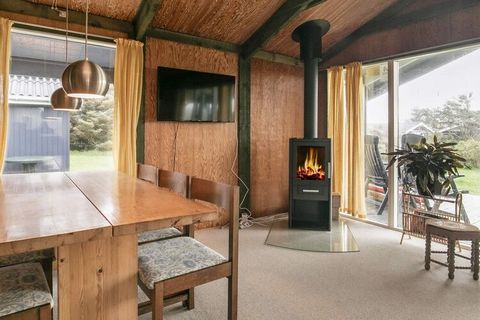 Vecchio cottage in originale stile retrò a Løkken molto vicino alla spiaggia. Il cottage è per quattro persone e si trova su un bel terreno naturale con spazio per varie attività all'aperto. All'esterno c'è una graziosa terrazza in legno parzialmente...