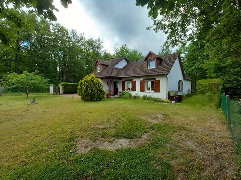 Dans un cadre verdoyant et paisible, proche du bourg et des commodités , venez découvrir cette maison familiale en très bon état général d'environ 130m2 habitables . Au rez de chaussée, vous trouverez une entrée desservant un salon/séjour lumineux av...