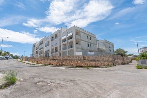 PUGLIA - OSTUNI - SCOPINARO DISTRICT We offer for sale a newly built commercial space, on two levels for a total of 1,600 covered square meters, with a large yard of 850 square meters. The solution is well suited to different types of activities incl...