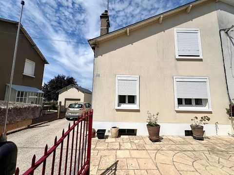 Ch . Hallouin vous propose une maison sur sous sol total , à Vendôme proche toutes commodités , gare 5 mn à pied . Cette maison , en très bon état se compose au rez de chaussée : d'un séjour - salon de 30m2 et d une cuisine A/E fermée de 10m2 , une s...