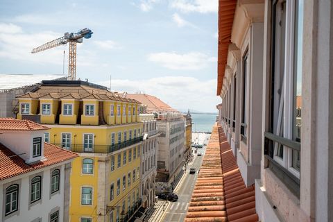 Bienvenue dans ce bâtiment impeccablement rénové, doté d'équipements de luxe et d'un service de conciergerie 24h/24 et 7j/7, niché au cur du Chiado, à Lisbonne. Profitez d'une vue imprenable sur la rivière depuis les fenêtres. Cet appartement méticul...