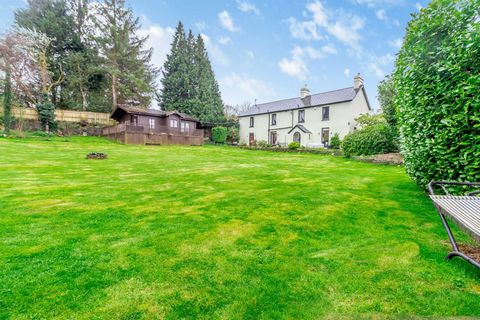 Nichée dans une belle campagne vallonnée au nord de Cardiff, cette maison de rêve rénovée offre une poche de paix idyllique, cachée dans une voie sans issue. La maison tentaculaire et élégante occupe un emplacement enviable, commutable vers la capita...