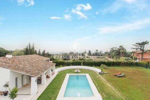 Impresionante villa de lujo ubicada en una zona tranquila y privada de Sant Andreu de Llavaneres. Esta mítica casa, conocida como 