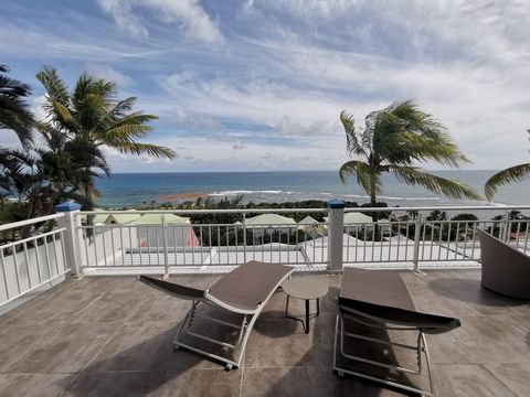 Découvrez ce magnifique duplex pleine vue mer sans aucun travaux à prévoir et surplombant une magnifique plage de sable blanc. Une opportunité rare à ne pas laisser passer ! D'une superficie de 64.4 loi carrez (82m2 intérieur), il se compose au premi...