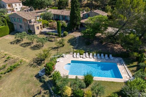 Au coeur de la Provence, à Vaison-la-Romaine, Lord and Sons vous présente à la vente cette superbe propriété au charme provençal authentique, avec des volumes généreux : 320 m2 habitables sur 5700 m2 de terrain, en situation idéale, voire parfaite ! ...