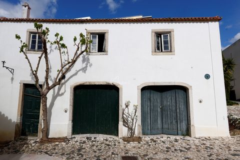 Paço De Arcos is a charming place, both for its proximity to the sea and for its history and tradition. The name originates from the Palácio dos Arcos, located at the entrance of the village, where King Manuel I of Portugal saw Vasco da Gama's ships ...