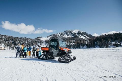 Welkom bij uw perfecte alpine ontsnapping in dit charmante 120 m² grote chalet van massief hout, ontworpen voor maximaal 12 gasten. Dit uitnodigende chalet ligt in een rustig dennenbos op een hoogte van 1.800 meter en biedt een harmonieuze mix van ru...