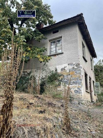 Casa nel pittoresco villaggio di Malak Izvor con una superficie di 96 mq e un cortile di 470 mq a 100 m dal centro del villaggio alla chiesa. La casa ha una base in pietra di 3m e la seguente disposizione: al primo piano ci sono due stanze, una grand...