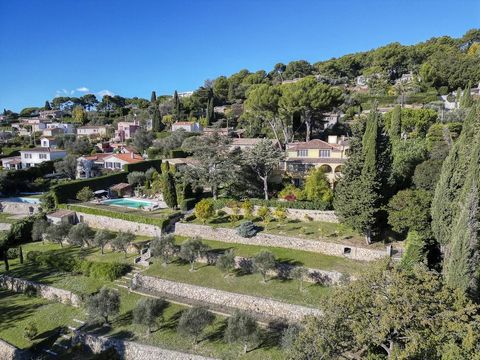 Ideally situated on a hilltop in a sunny position, close to the charming village of Mougins, let yourself be seduced by this sumptuous 800 m2 family property overlooking the sea. Comprising a main house, a guest house with an independent lower level ...