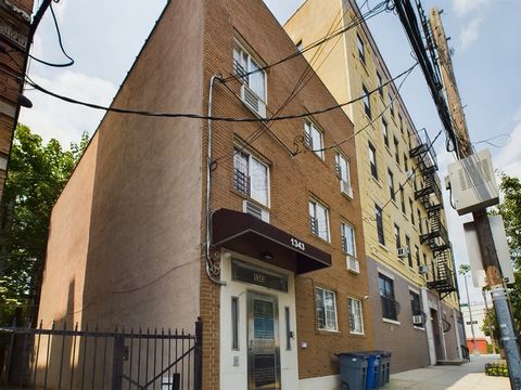 Casa moderna de tijolos para 3 famílias no Bronx Bem-vindo a uma joia rara no movimentado Bronx, NY - uma casa moderna de tijolos para 3 famílias que promete alta renda de aluguel e notável potencial de desenvolvimento futuro. Construída em 2005, est...