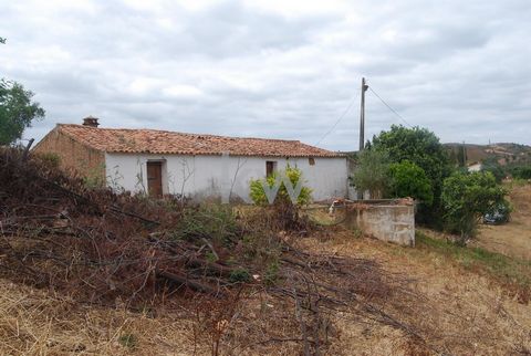 Terreno con Casa de Campo para rehabilitar y Presa ubicada en São Marcos da Serra. En el municipio de Silves se encuentra esta propiedad con alcornoques, huerta y matorral, que destaca por combinar unas características únicas: su ubicación, buen acce...