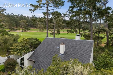 Goditi 5 Spyglass Woods Drive tra le foreste, le spiagge e i fairway di Pebble Beach. Questa invitante casa con tre camere da letto e tre bagni è pronta per il divertimento estivo. I suoi ampi soffitti aperti creano spazi abitativi voluminosi che sco...