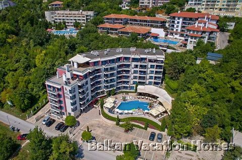 Diese Dreizimmerwohnung befindet sich in einem Apartmentkomplex, nur 100 m vom Strand an der Schwarzmeerküste in der Stadt Kavarna entfernt. Die Wohnung befindet sich im Erdgeschoss und besteht aus einer Eingangshalle, einem Wohnzimmer mit offener Kü...