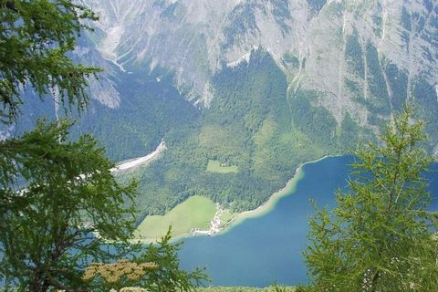 Freuen Sie sich auf ein Feriendomizil mit exklusivem oberbayrischem Charme. Es stehen Ihnen ca. 60 qm Wohnfläche, ein sehr schöner Balkon mit Südlage mit ca. 12 qm und Blick auf den Wallberg zur Verfügung. Die Unterkunft wird permanent nach den Vorsc...