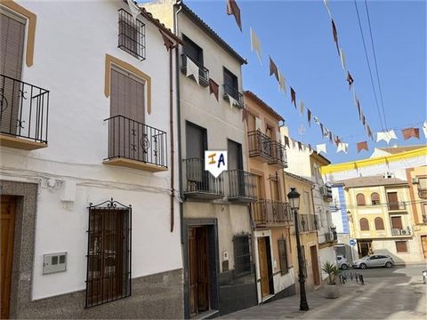 Deze 5 slaapkamer, 2 badkamer Townhouse is gelegen in de populaire stad Rute in de provincie Cordoba in Andalusië, Spanje. Gelegen aan een rustige straat met parkeergelegenheid op de weg, betreedt u het pand via een trottoir in een betegelde hal die ...