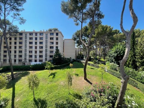 LE CANNET, secteur blanchisserie, Résidence sécurisée avec parking visiteurs, grand parc et gardien : le Val des fées. Appartement 4 pièces de 62 m2 à rénover, avec terrasse couverte, cave et parking. Au 4 ème étage avec ascenseur, cet appartement tr...