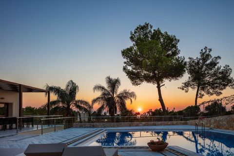 Une magnifique retraite située sur la magnifique péninsule d’Akrotiri, près de La Canée. Ce domaine unique s’étend sur une superficie impressionnante de 3 500 m². et dispose de deux villas séparées, chacune de 440 m², offrant à la fois autonomie et e...