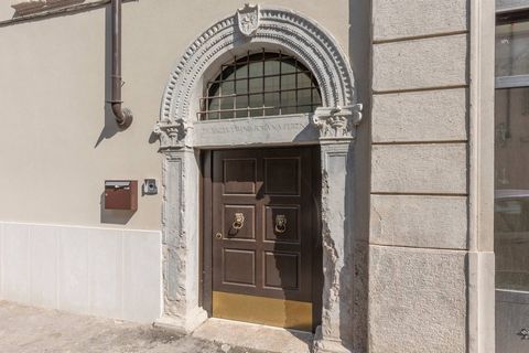 Im Herzen des charmanten historischen Kontexts des Palazzo Dante präsentieren wir eine exklusive Wohnung im Erdgeschoss, die sorgfältig renoviert wurde, um den zeitlosen Charme eines Gebäudes aus dem 16. Jahrhundert zu bewahren. Dieser elegante Wohnr...