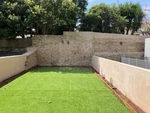 Excelente T1 novo com logradouro, no Porto, composto por: - Hall de entrada, cozinha, lavandaria, casa de banho, 1 suite e sala com acesso a um jardim com 70 m2 - Cozinha equipada com eletrodomésticos Teka e Indesit - Orientação solar: Poente - Ar co...