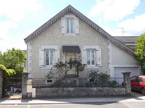 Arnaud BIGEAT biedt u dit huis in Terrasson aan met een rustige tuin en garage. Bestaande uit: een grote kamer van 43 m² met open haard, een keuken, een toilet en een doucheruimte. Boven: 2 slaapkamers, een kantoor en een badkamer met toilet. Een gar...