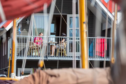 Vakantiepark Terherne ligt direct aan een van de Friese meren. Alle geschakelde vakantiewoningen hebben vanaf het balkon uitzicht op het meer en de gezellige haven. Havenwoning 4 (NL-8493-18) is geschikt voor vier personen. De badkamer is voorzien va...