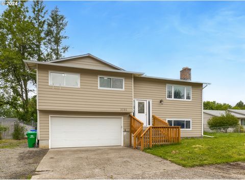 Nestled in the heart of a quiet cul-de-sac, this versatile split-level home boasts modern finishes and is move-in ready. Recent updates include hot water heater, roof, vinyl windows, furnace, flooring, and electrical panel, The kitchen features quart...