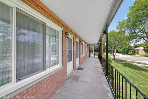 Discover a fantastic opportunity with this charming one-bedroom, one-bath co-op condo in the heart of Royal Oak. It features an east-facing living room that lets in the sunshine, creating a bright and inviting space perfect for work or relaxation. Th...