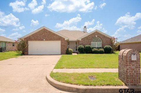 This 4 bedroom home, in Whitehouse ISD, is conveniently located in South Tyler near shopping, dining, and the universities. You'll appreciate the split master floor plan and the spacious living area that flows right into the kitchen and dining. Home ...