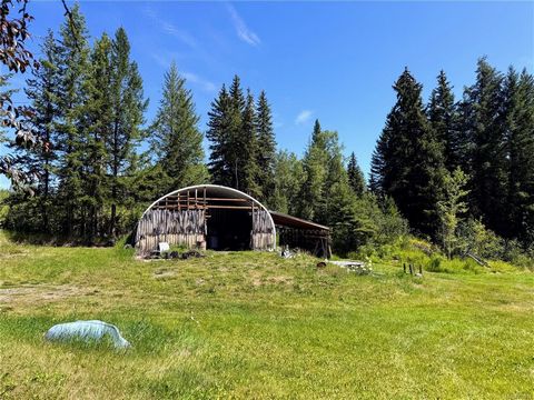 Enjoy complete privacy with this older home nestled on 11.45 acres. Located just off West Fraser Road, southwest of Quesnel, this property boasts an excellent setting, only 9 km from Correlieu Secondary School and 12 km from GR Baker Memorial Hospita...