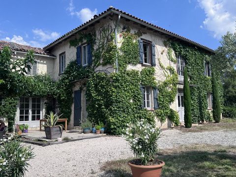 GERENOVEERDE BOERDERIJ MET GROND Kom voor natuurliefhebbers deze prachtige stenen residentie ontdekken, volledig gerenoveerd in een idyllische en groene omgeving met vrij zicht. De Residence beschikt over een woonoppervlakte van circa 253 m² gelegen ...