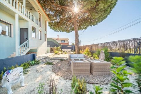 Located on the heights of Capuchos, this sumptuous villa of character, which could be described as a watchtower, offers you a magnificent view of the ocean, from Cape Espichel to the entrance to the Lisbon estuary.Completely renovated, it benefits fr...