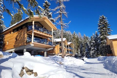 Erleben Sie den perfekten Alpenurlaub in diesem charmanten Massivholz-Chalet, das 135 m² Platz auf drei wunderschön eingerichteten Etagen bietet. Das Chalet liegt im ruhigen Zirbenwald der Turracher Höhe in der Steiermark auf ca. 1.800 m Höhe. Es bie...