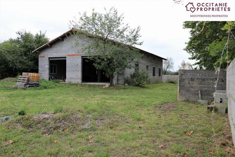 Si vous recherchez un bien avec des travaux alors ce garage est fait pour vous, d'une superficie d'environ 180 m2 sur un terrain de 920 m2 cloturé, il a été pensé pour devenir une maison d'habitation, raccordé à tous les réseaux, ce bien dispose d'un...