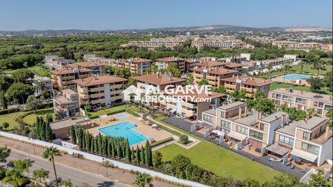 Luxuoso apartamento T2 situado num prestigiado resort em Vilamoura Algarve dentro do campo de golfe. Encontra-se próximo de magníficos campos de golfe, e apenas a 4 km da marina e da praia. Condomínio com amplas áreas verdes e piscina. Com 111 m2 de ...