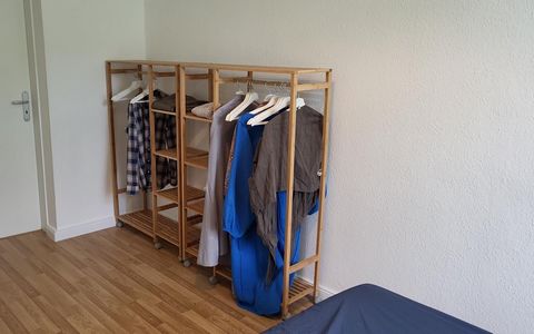 Frisch renovierte und lichtdurchflutete 2-Zimmer-Wohnung in P Sie können genießen: - ein geräumiges Badezimmer mit Waschmaschine - eine Einbauküche mit einem Esstisch und Stühlen. - einen breiten Flur mit viel Platz und Ablagemöglichkeiten. - einen z...