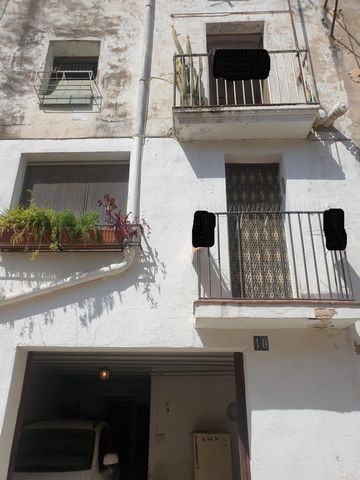 Do you want to design the house of your dreams.....? ~ Here you have your chance a town house in the center of El Vendrell. It consists of 3 floors each of them independent one of them with 3 bedrooms and the other with two bedrooms, kitchen and bath...