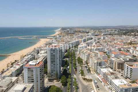 Eccellente appartamento T2 a Quarteira. Composto por uma cozinha tipo angolo cottura equipaggiato, sala de estar, dois quartos com armários embutidos e uma casa de banho rimodellata. Quarteira durante séculos foi uma importante, mas modesta aldeia de...