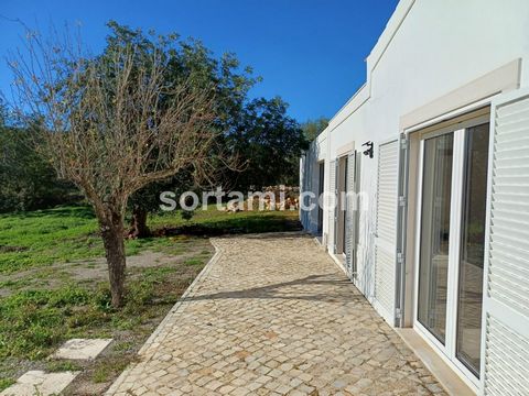 Moradia isolada T4+1, com exposição solar sul e, localizada em Moncarapacho Moradia localizada numa área tranquila, rodeada pela natureza e com um lote de terreno com cerca de 7000m2, com dois furos de água, no terreno encontram-se alfarrobeiras e ol...