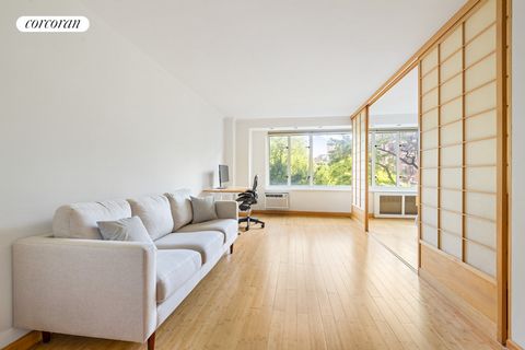 À moins d’un pâté de maisons de Central Park, ce charmant studio en alcôve est parfaitement situé. Converti en une chambre junior, cet appartement dispose de comptoirs en granit, d’appareils électroménagers en acier inoxydable et de belles armoires e...