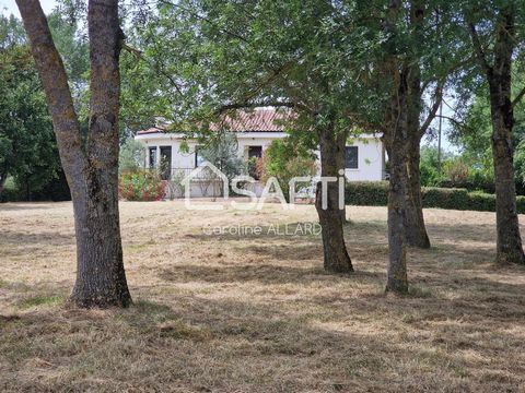 Just 5 minutes from Lombez, this unoverlooked renovated house comprises a bright living room opening onto a kitchen to be created, shower room, toilet, 4 bedrooms and a basement on 4100 m² of land. Enjoy views of the Pyrenees and the Gers valleys in ...