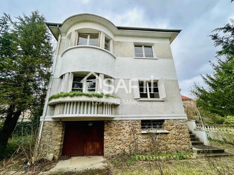 EMPLACEMENT RECHERCHE entre le centre ville et le lac de Verrières-le-Buisson pour cette belle maison non mitoyenne de 1954 en base meulière, à rénover. Erigée sur une parcelle de 803 m2, la maison présente une superficie d'environ 105 m2. Au rez-de-...