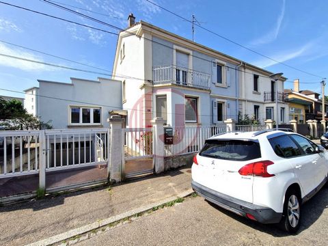 Die Immobilienagentur JULIEN IMMO freut sich, dieses Haus vom Typ F8 im Herzen des Wohngebiets von Mulhouse zu präsentieren. Dieses Anwesen, das in den 1950er Jahren erbaut wurde, bietet mit seinen großzügigen Räumen und seinem historischen Charme ei...