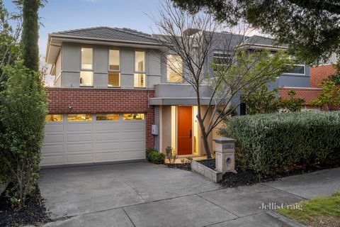 Expressions of interests closing Tuesday 8 October at 5pm. A contemporary vision in this centrally located street with smartly landscaped easy care gardens, this premium home is just a few minutes walk to Westfield Doncaster, Elgar Park, schools, and...