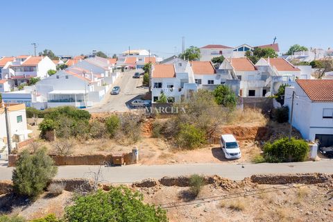 Terreno urbano con due mappali, situato nelle vicinanze del villaggio di Figueira, offre una vista generosa sulla zona circostante e sul villaggio. A pochi minuti dalla spiaggia, Penina Golf, aeroporto e Lagos. Secondo il piano regolatore comunale di...